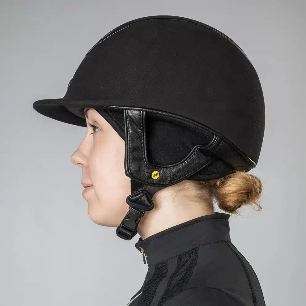 smidig skön hjälmmössa för ridning sport från back on track med welltex tunn passar under ridhjälm hjälm bra pris ridkläder vinter hästutrustning