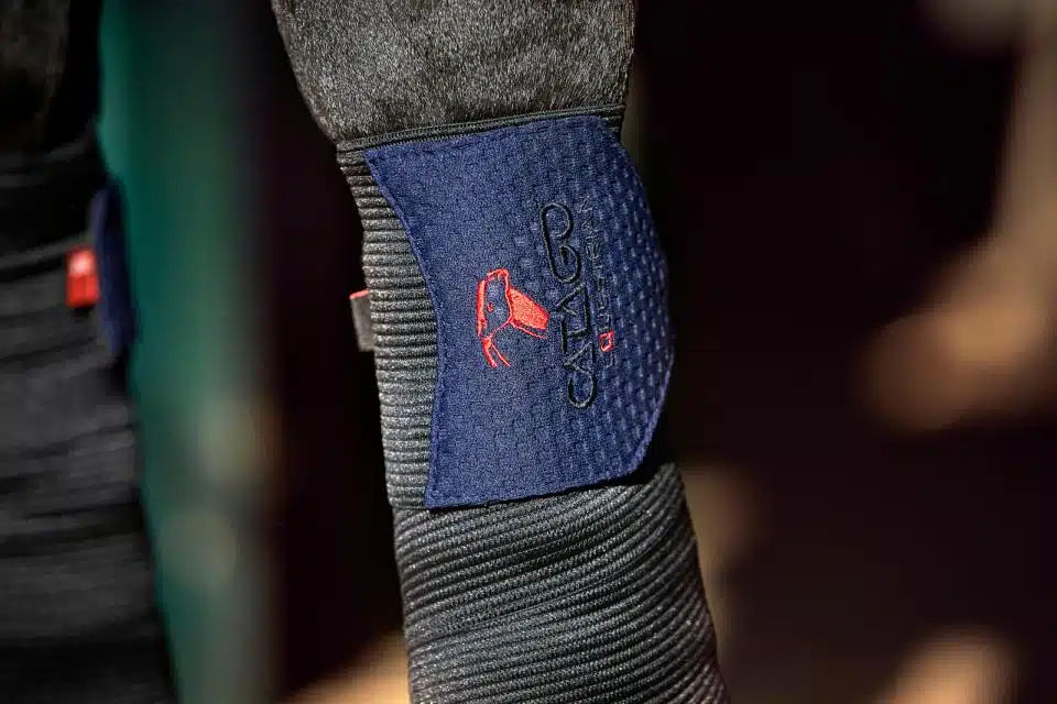 elastiska benlindor med fleecedel combi till häst 4-pack från catago med fir-tech teknologi för ökad blodcirkulation i senor ligament bra pris benskydd hästutrustning fri frakt fraktfritt