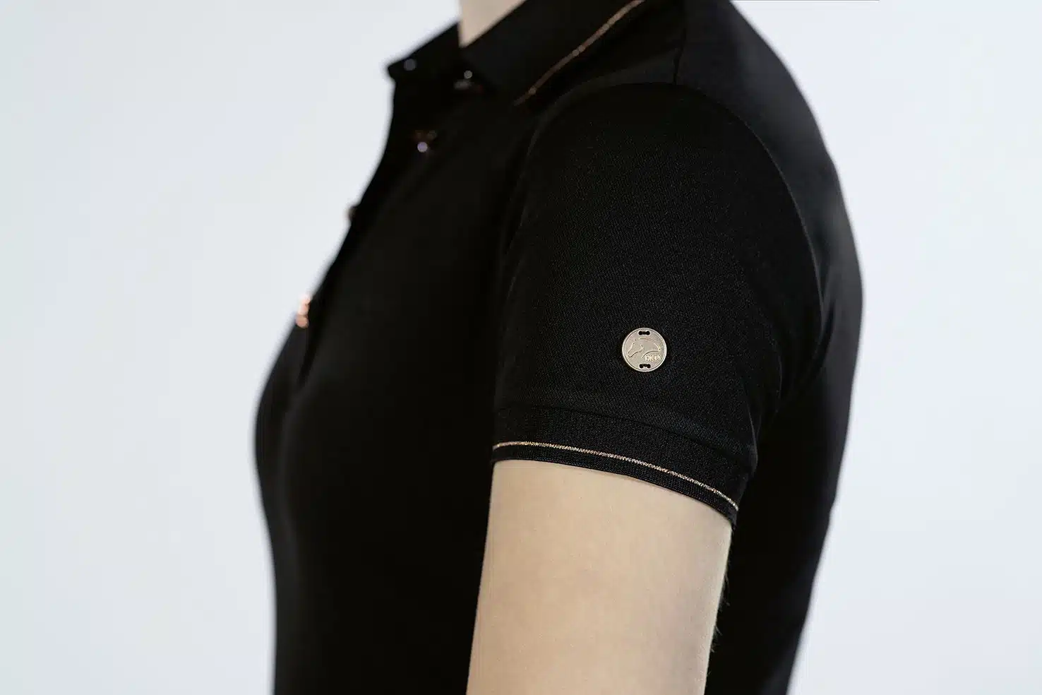 elegant prisvärd mjuk skön pikétröja kortärmad ridtröja polotröja för ridning från märket HKM mörkblå svart med roseguld detaljer populär