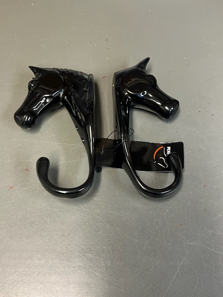 hästkrok stallkrok upphängningskrok från hkm format som ett hästhuvud snygg detalj i hemmet sadelkammaren på boxen lackad aluminium fler färger bra pris inredning stallinredning