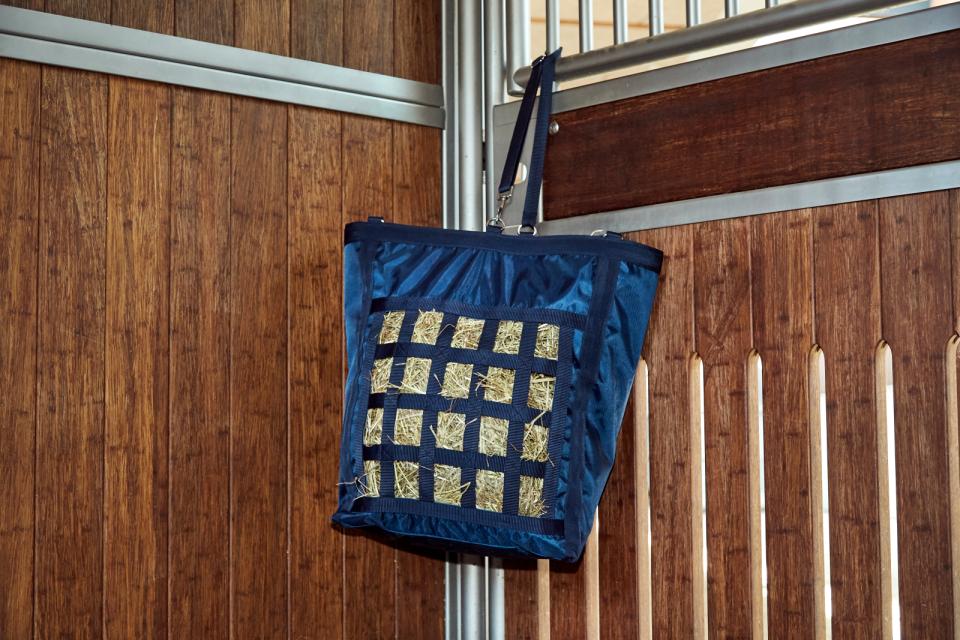 effektiv smidig höpåse med starkt nät i nylon för att förlänga hästens ättid samtidigt som du minskar spill av foder att använda i transport eller box från horse guard corner pvc