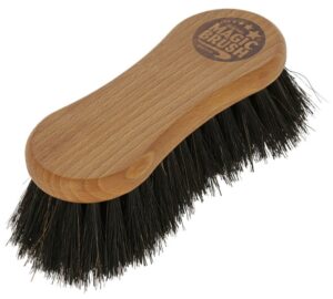 trevlig effektiv prisvärd borste till häst som tar bort grövre smuts från hästens päls från magic brush med arengafibrer cleaning ligger bra i handen bra pris pälsvård häst hästutrustning