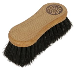 trevlig prisvärd exklusiv mjuk borste till häst som tar bort stöv och gör hästen glansig finishing från magic brush bra pris