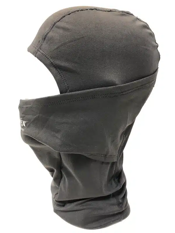 varm balaklava i fleece som kommer från wahlsten värmer huvud nacke hals vid ridning körning på vintern svart