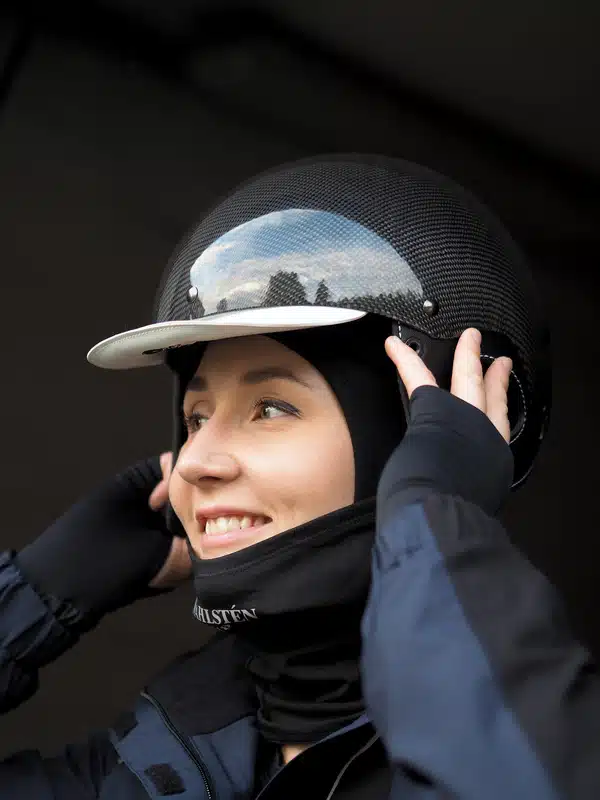 varm balaklava i fleece som kommer från wahlsten värmer huvud nacke hals vid ridning körning på vintern svart