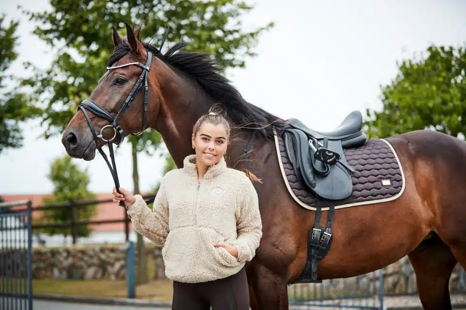 prisvärt dressyrschabrak till häst från horse guard kora med glansig yta bra passform cool dry foder transporterar bort svett värme bra pris hästutrustning sadeltillbehör