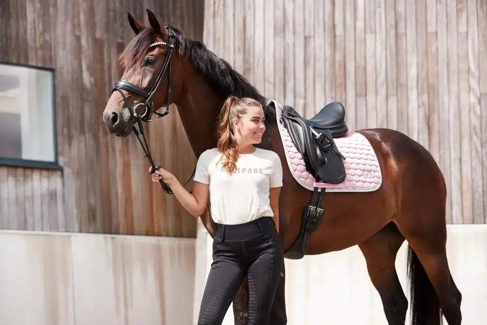 prisvärt dressyrschabrak till häst från horse guard kora med glansig yta bra passform cool dry foder transporterar bort svett värme bra pris hästutrustning sadeltillbehör