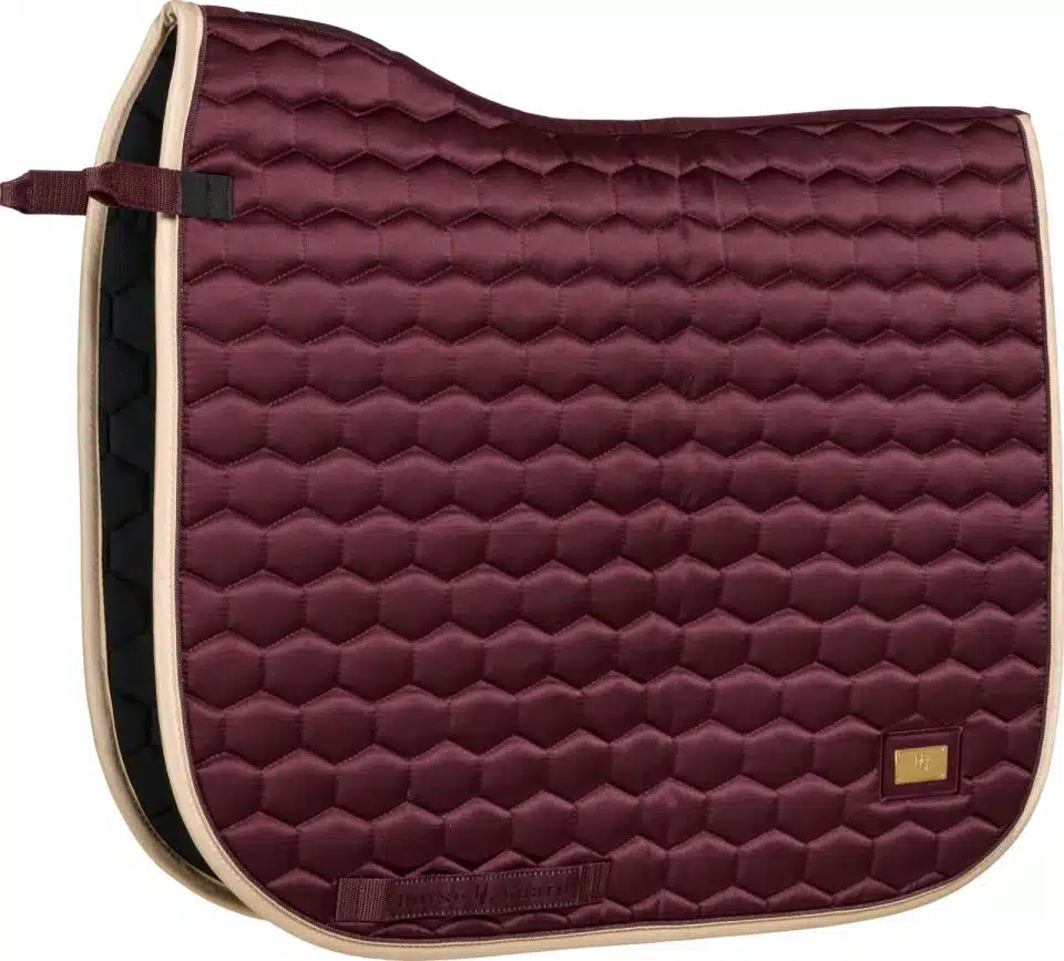 prisvärt dressyrschabrak till häst från horse guard kora med glansig yta bra passform cool dry foder transporterar bort svett värme bra pris hästutrustning sadeltillbehör