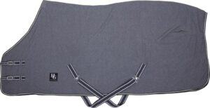 prisvärd svettäcke fleecetäcke hästtäcke till häst från horse guard jersey cooler håller hästen torr och varm efter innan träning tävling pristäcke brodyr bra pris hästutrustning