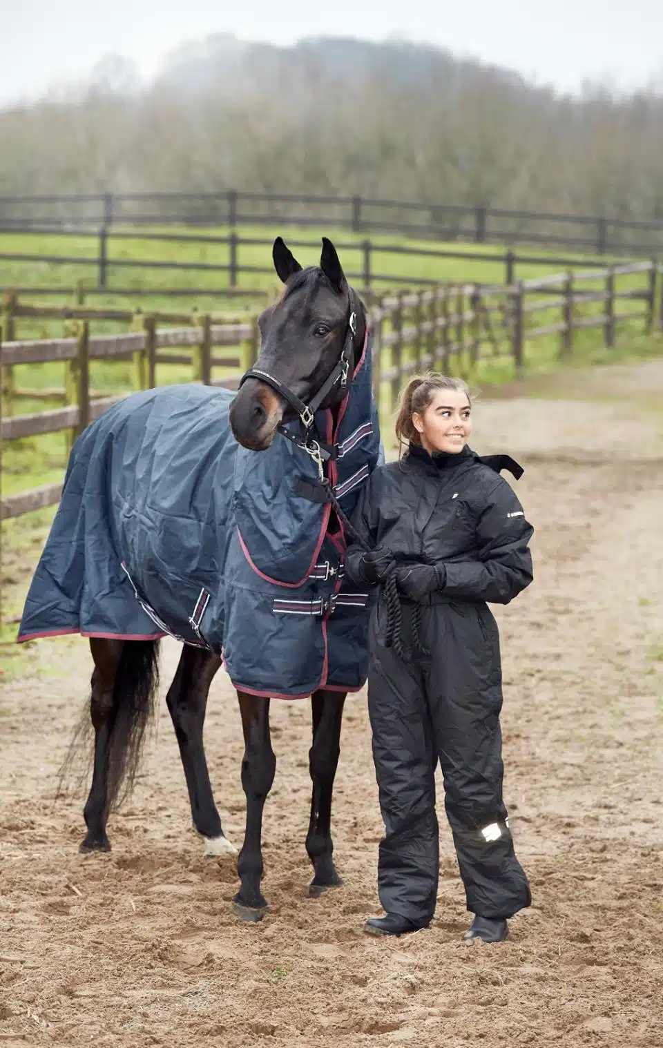 prisvärt vintertäcke hästtäcke 200g med avtagbar hals till häst från horse guard turnout 600D bra passform bra pris hästutrustning