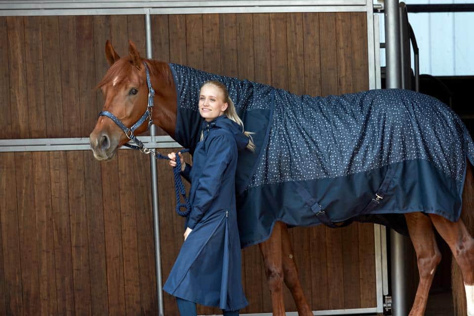snygg stilren prisvärd lång regnkappa för ridning med ridslits bak håller dig torr vid regn från equipage heaven eldorado navy blå