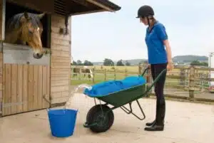 Vattenbag för att transportera vatten till hästarna i hagen