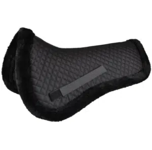 prisvärd billig sadelpad i teddy till häst från hansbo sport willab billig pas som fördelar trycket över hästen rygg ger stötdämpning svart