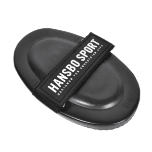 ryktskrapa till häst som är tillverkad i plast från hansbo sport prisvärd ryktskrapa att använda tillsammans med ryktskrapa för att ta bort stöv från hästens päls svart