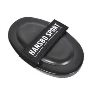 ryktskrapa till häst som är tillverkad i plast från hansbo sport prisvärd ryktskrapa att använda tillsammans med ryktskrapa för att ta bort stöv från hästens päls svart