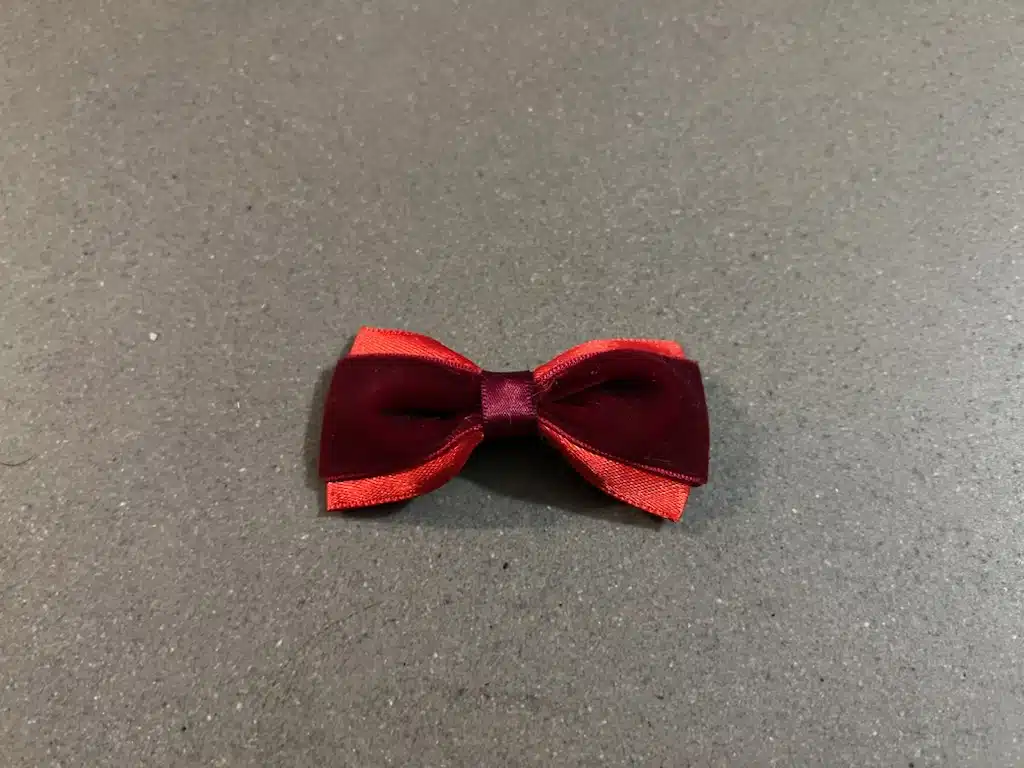 handgjord handmade svansroset till häst med klämma för att fästa i svansen vid tävling träning sammet