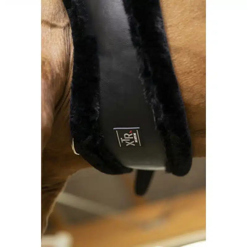 dressyrgjord teddy fusk syntetiskt fårskinn motverkar skav från norton xtr mouton synthetique bra pris sadeltillbehör hästutrustning