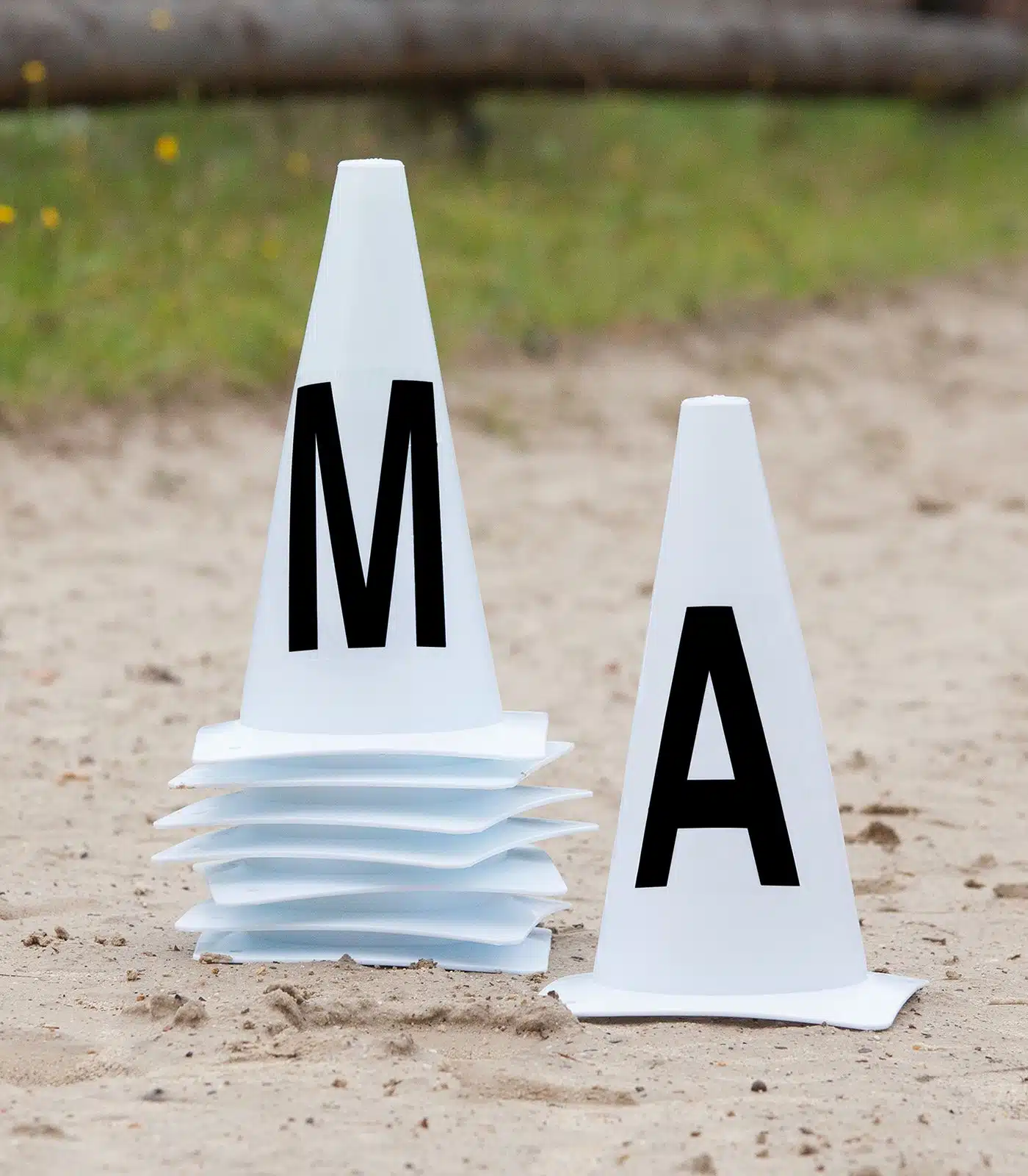 prisvärda smidiga dressyrbokstäver på koner vita komplett för 20x60m ridbana från waldhausen arena marker cones bra pris stallinredning