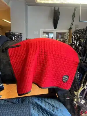 prisvärt ländtäcke till häst i varmt material för värme vid ridning i kallt väder från catago cooler bra pris hästutrustning hästtäcke