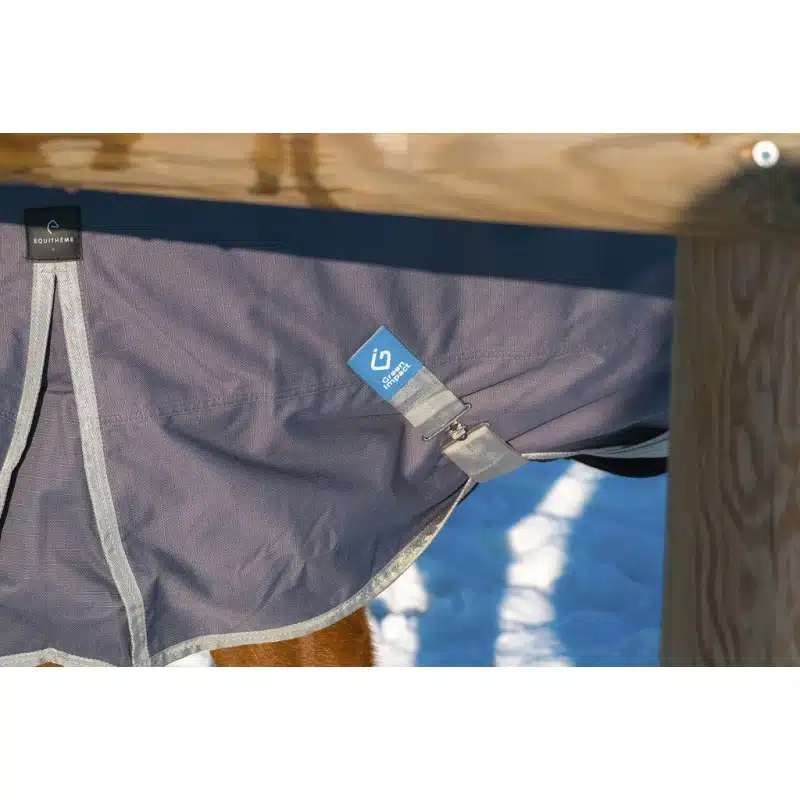 prisvärt slitstarkt 1200D hästtäcke från equithéme tyrex recycled återvunnet material stor svansklaff bra passform bra pris hästutrustning