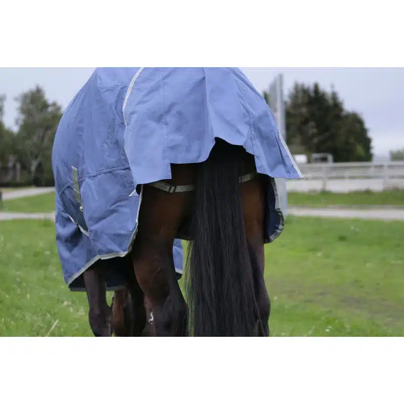 prisvärt regntäcke 50g 600D hästtäcke från equithéme tyrex recycled återvunnet material magklaff stor svansklaff bra passform bra pris hästutrustning