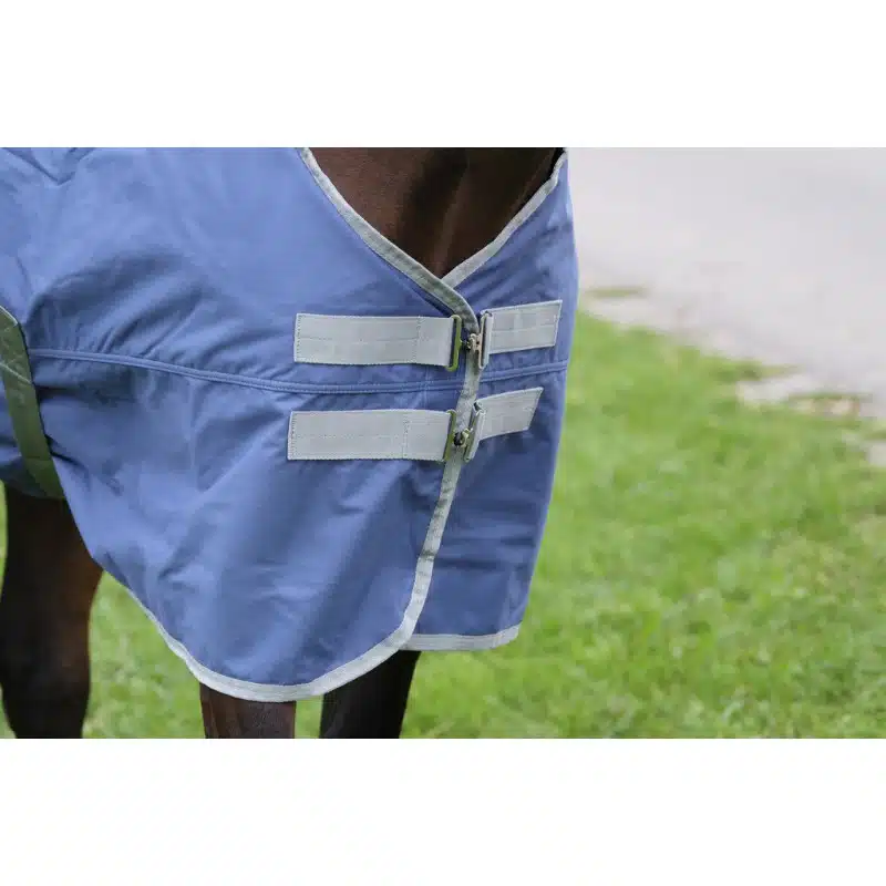 prisvärt regntäcke 50g 600D hästtäcke från equithéme tyrex recycled återvunnet material magklaff stor svansklaff bra passform bra pris hästutrustning