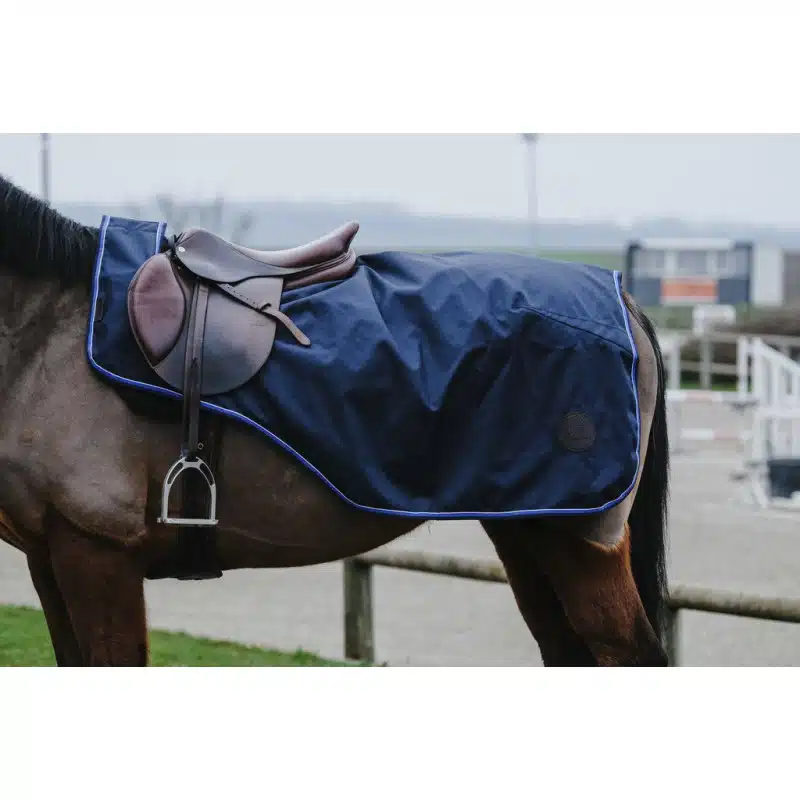 prisvärt skrittäcke ländtäcke vattenavvisande fleecefodrat slitstarkt från equithéme classic 1200D håller hästen varm torr vid ridning bra pris hästutrustning