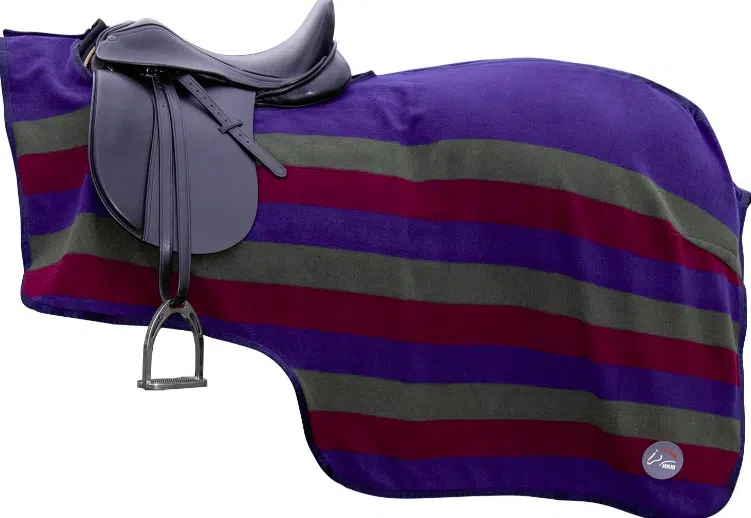 prisvärt skrittäcke till häst från hkm professional fleece håller hästen varm vid ridning bra pris hästtäcke hästutrustning