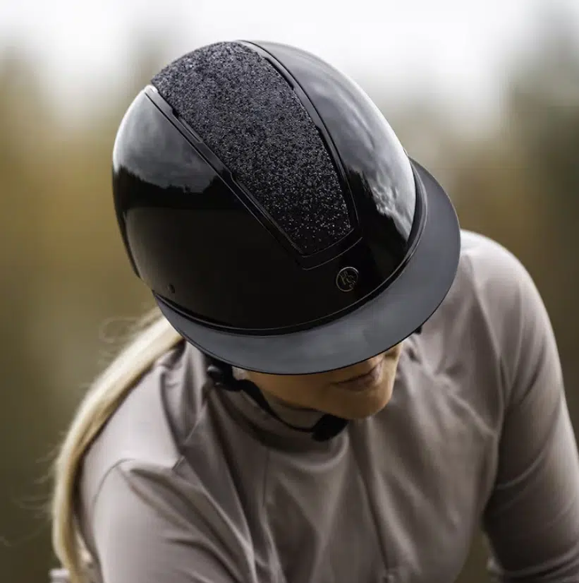 elegant exklusiv glansig högblank ridhjälm till ryttare säkerhet med MIPS system från hansbo sport hög säkerhet populär ridhjälm svart vision glitter
