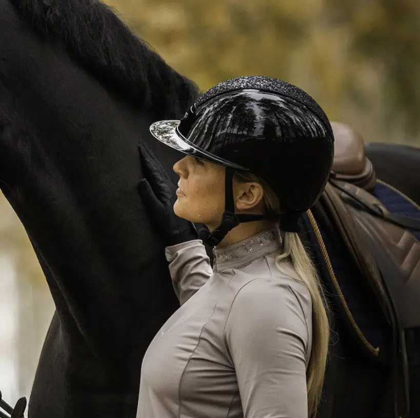 elegant exklusiv glansig högblank ridhjälm till ryttare säkerhet med MIPS system från hansbo sport hög säkerhet populär ridhjälm svart vision glitter