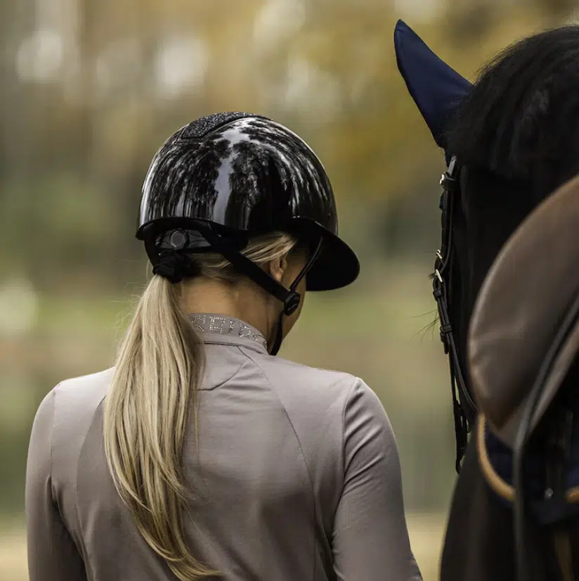 elegant exklusiv glansig högblank ridhjälm till ryttare säkerhet med MIPS system från hansbo sport hög säkerhet populär ridhjälm svart vision glitter
