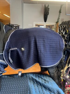 prisvärt ländtäcke till häst i varmt material för värme vid ridning i kallt väder från horse guard wool exercise bra pris hästutrustning hästtäcke
