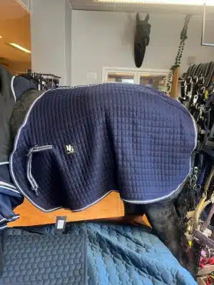 prisvärt ländtäcke till häst i varmt material för värme vid ridning i kallt väder från horse guard wool exercise bra pris hästutrustning hästtäcke
