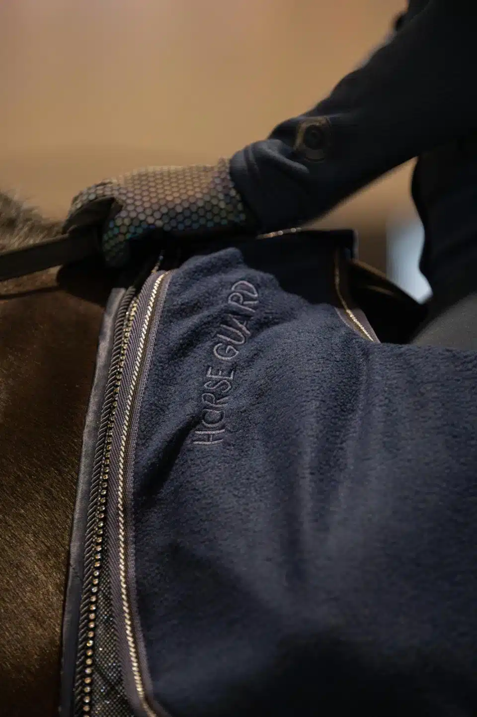 prisvärt skrittäcke i fleece från horse guard sandy bra pris hästtäcke ländtäcke för värme vid ridning bra pris hästutrustning