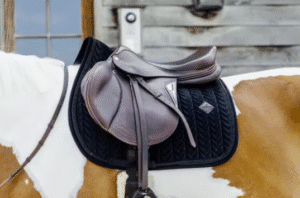 exklusivt hoppschabrak till ridning tävling i sammet velvet pearl från kentucky stilrent snyggt bra pris hästutrustning fiskben