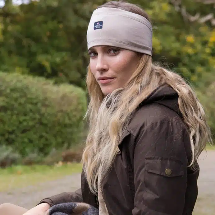 tunt pannband från mountain horse till ryttare ayla fleece värmande vid kyligt väder under ridhjälmen bra pris ridkläder häst