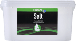 effektivt fodertillskott till häst salt vid svettning lös avföring när hästen inte fåt i sig tillräckligt med salt via saltsten från trikem bra pris hästutrustning hästvård REA KAMPANJ