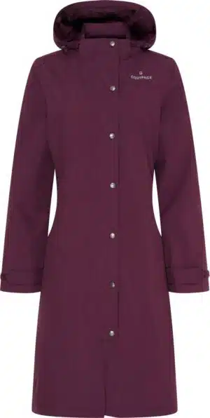 snygg stilren prisvärd lång regnkappa för ridning med ridslits bak håller dig torr vid regn från equipage heaven eldorado italian plum vinröd bra pris ridkläder dam fraktfritt