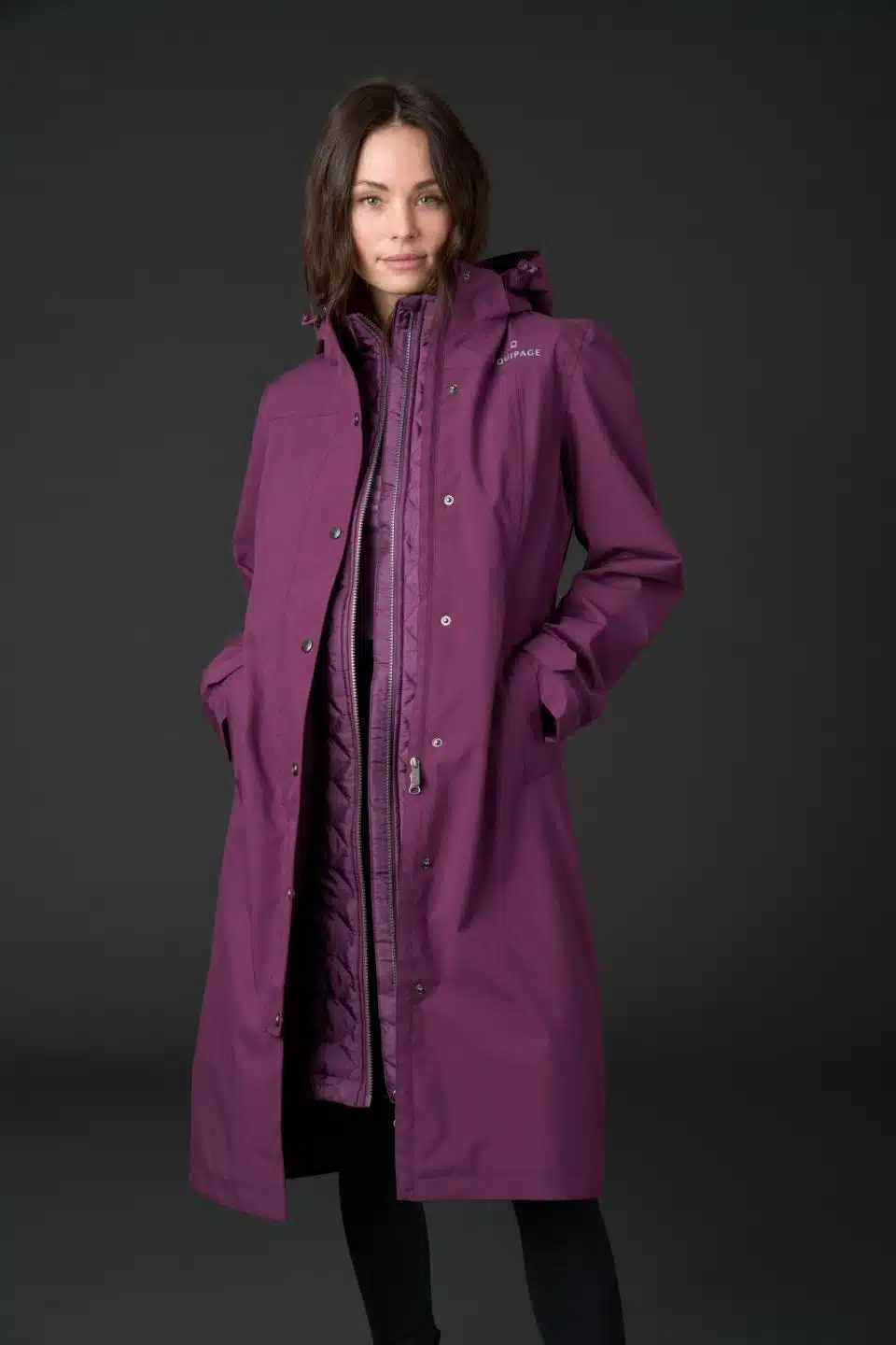 snygg stilren prisvärd lång regnkappa för ridning med ridslits bak håller dig torr vid regn från equipage heaven eldorado italian plum vinröd bra pris ridkläder dam fraktfritt