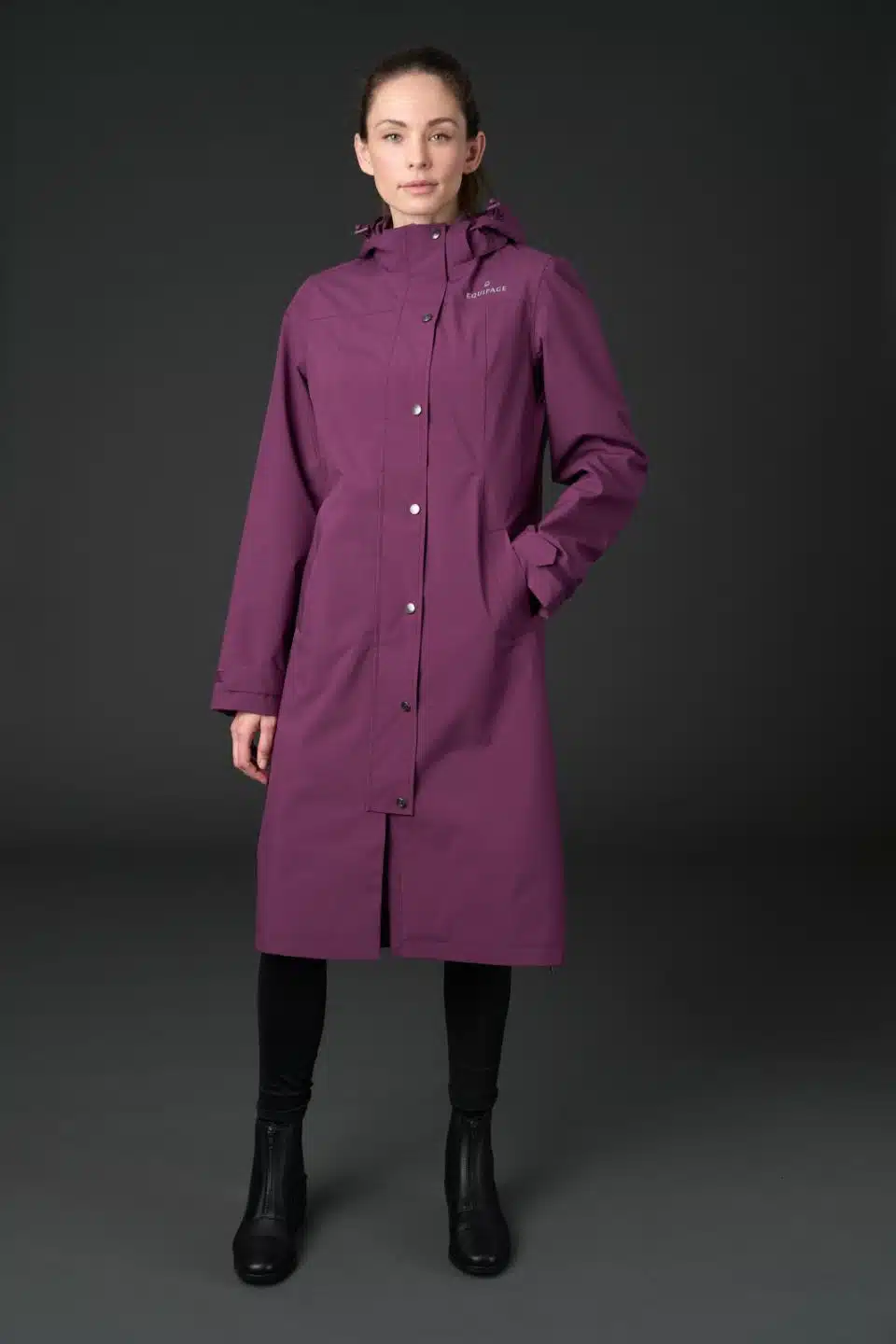 snygg stilren prisvärd lång regnkappa för ridning med ridslits bak håller dig torr vid regn från equipage heaven eldorado italian plum vinröd bra pris ridkläder dam fraktfritt