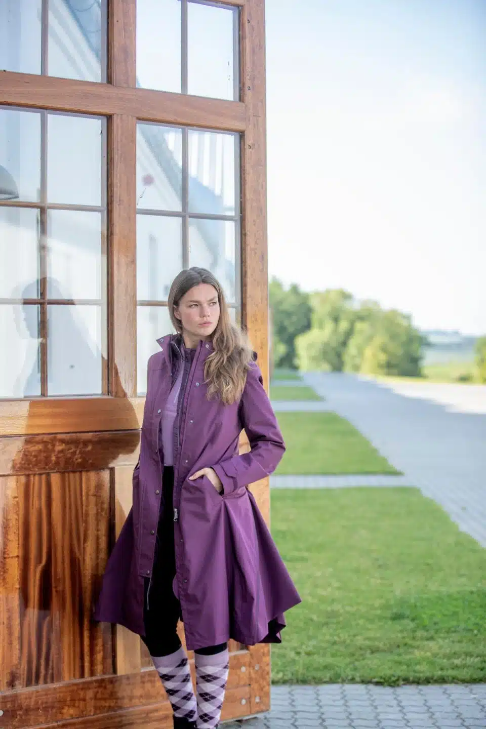 snygg stilren prisvärd lång regnkappa för ridning med ridslits bak håller dig torr vid regn från equipage heaven eldorado italian plum vinröd bra pris ridkläder dam fraktfritt