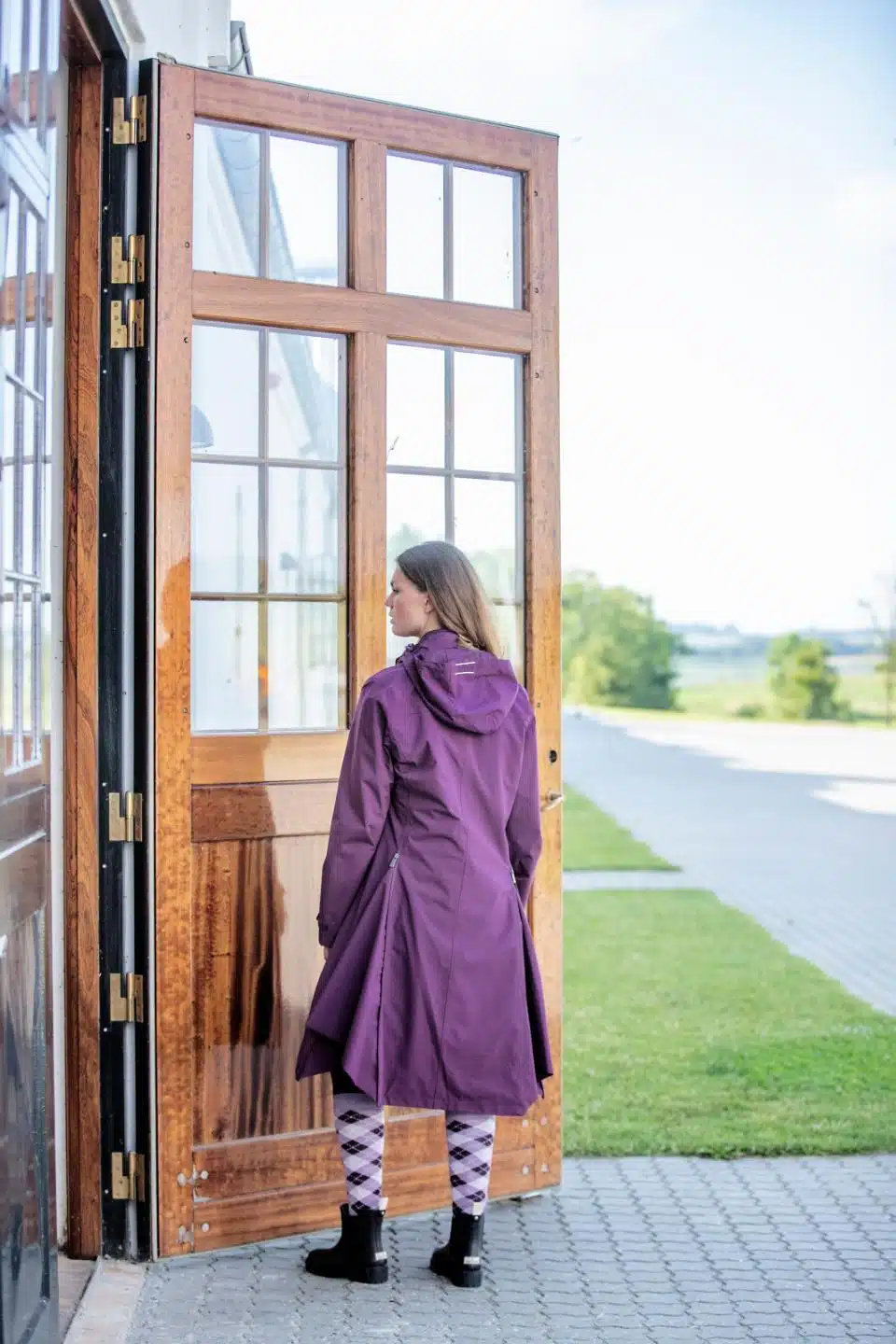 snygg stilren prisvärd lång regnkappa för ridning med ridslits bak håller dig torr vid regn från equipage heaven eldorado italian plum vinröd bra pris ridkläder dam fraktfritt