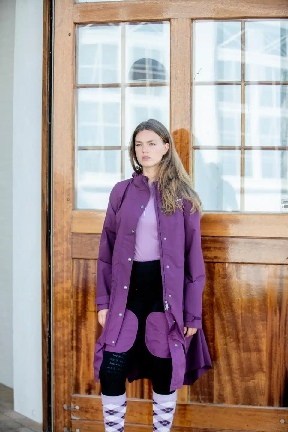 snygg stilren prisvärd lång regnkappa för ridning med ridslits bak håller dig torr vid regn från equipage heaven eldorado italian plum vinröd bra pris ridkläder dam fraktfritt