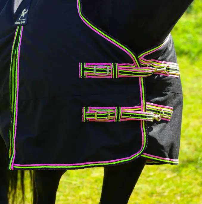 prisvärt regntäcke till häst med halvhals 0g 600D bra passform smal bog kort längd hästtäcke hästutrustning till bra priser fri frakt figaro 0 globus sport fraktfritt