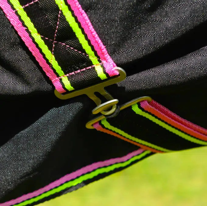 prisvärt regntäcke till häst med halvhals 0g 600D bra passform smal bog kort längd hästtäcke hästutrustning till bra priser fri frakt figaro 0 globus sport fraktfritt