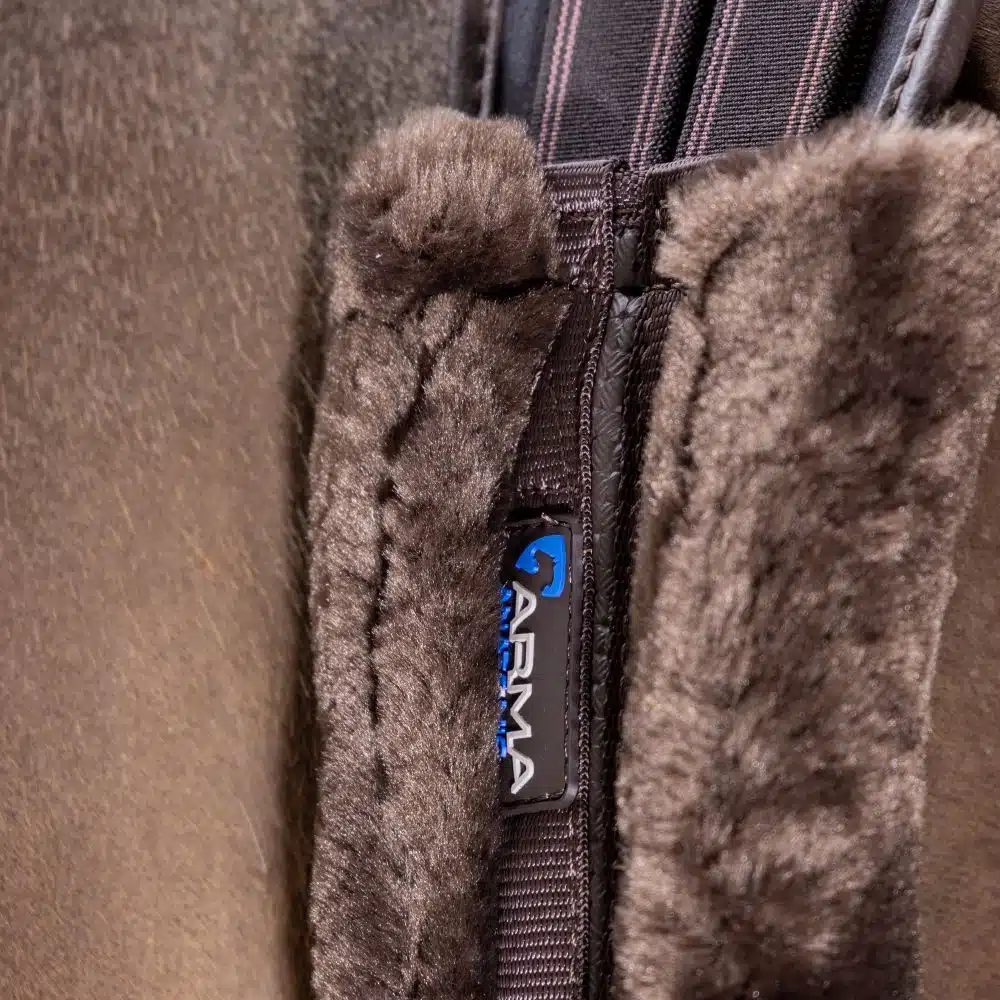 prisvärd bred sadelgjord till häst med teddyfoder anatomiskt utformad för bra rörelsefrihet från arma supafleece bra pris hästutrustning fri frakt