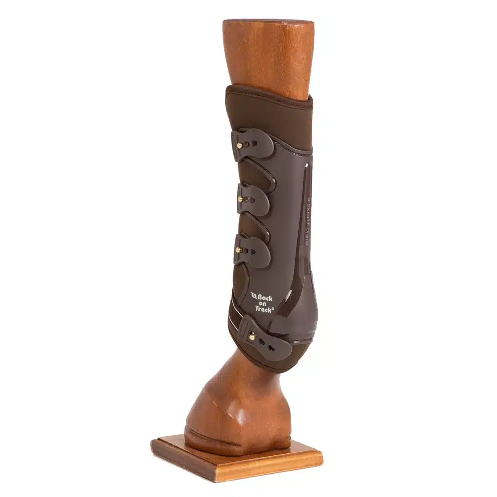 exklusiva heltäckande dressyrskydd royal work boot ffrånback on track med welltex benskydd bak ökar blodcirkulationen i hästens ben bra pris hästutrustning fri frakt fraktfritt