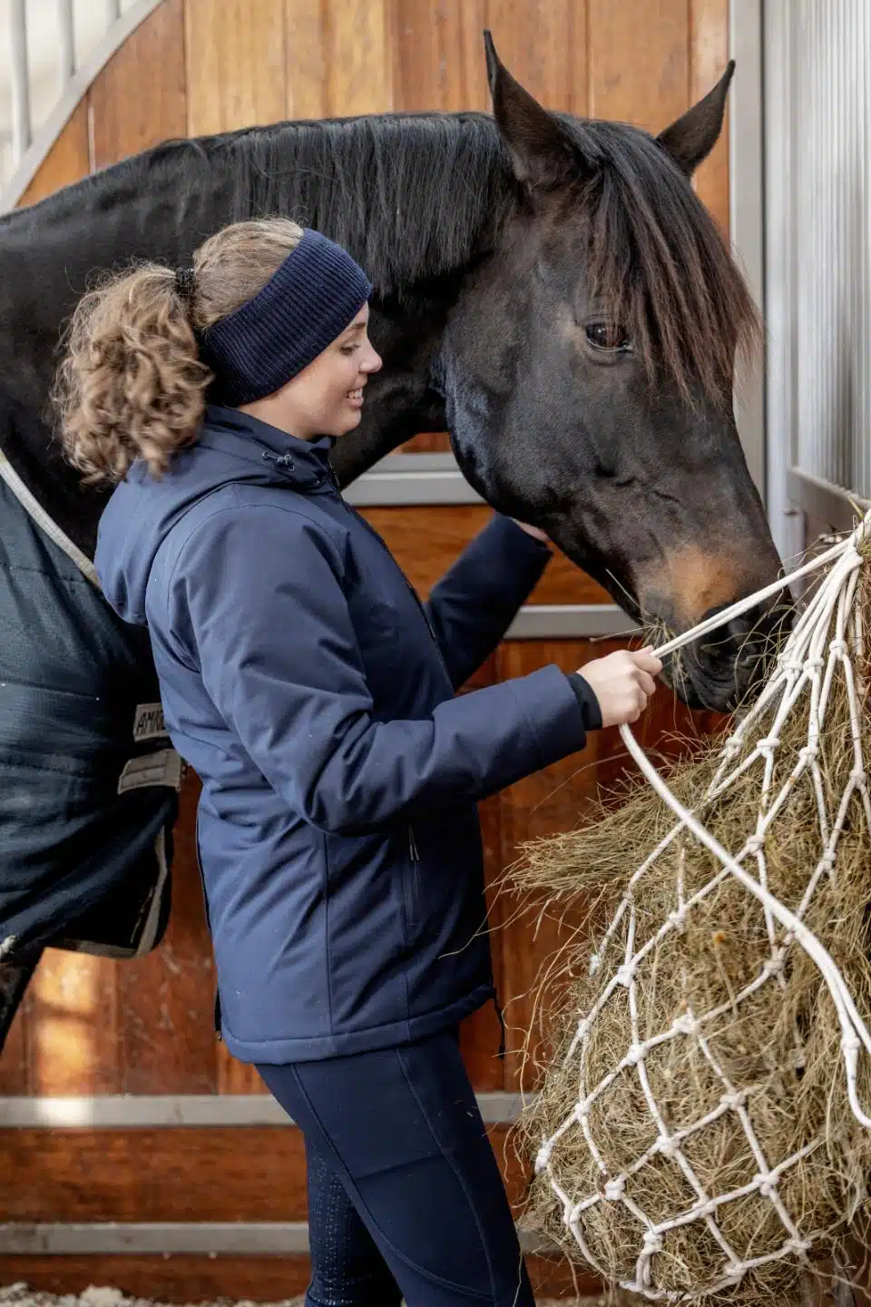 prisvärt billigt mjukt hönät till häst i bomull från horse guard off-white sloowfeed minskar spill utfodring av häst djur bra pris hästutrustning stallinredning transport