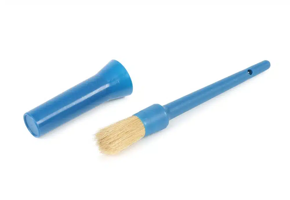 billig smidig hovpensel i plast med skyddande hölje att stoppa in den i när den inte används från shires ezi-groom för att pensla olja hovfett på hästens hovar bra pris hovvård skötsel häst