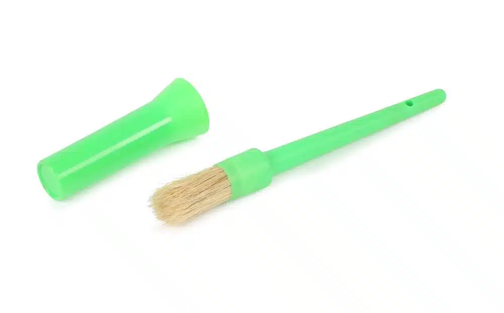 billig smidig hovpensel i plast med skyddande hölje att stoppa in den i när den inte används från shires ezi-groom för att pensla olja hovfett på hästens hovar bra pris hovvård skötsel häst